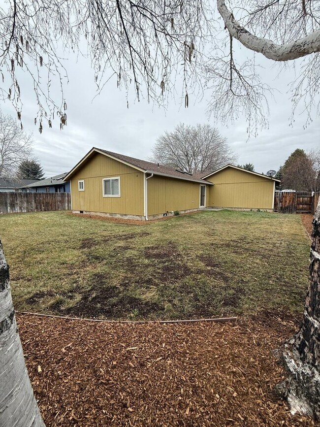Building Photo - NE Bend Single Level 3 Bedroom / 2 Bathroom - PENDING APPLICATION