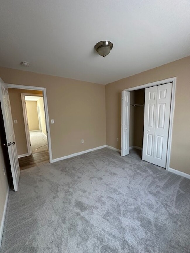 Building Photo - 3 Bedroom 2 Bathroom Duplex