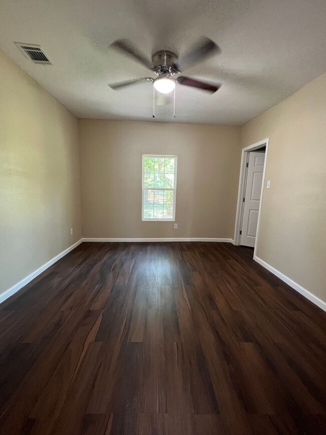 Building Photo - Move-in Ready 3/1 in Port Arthur