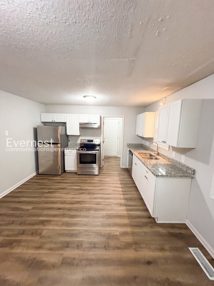 Building Photo - 711 W Creek Cir