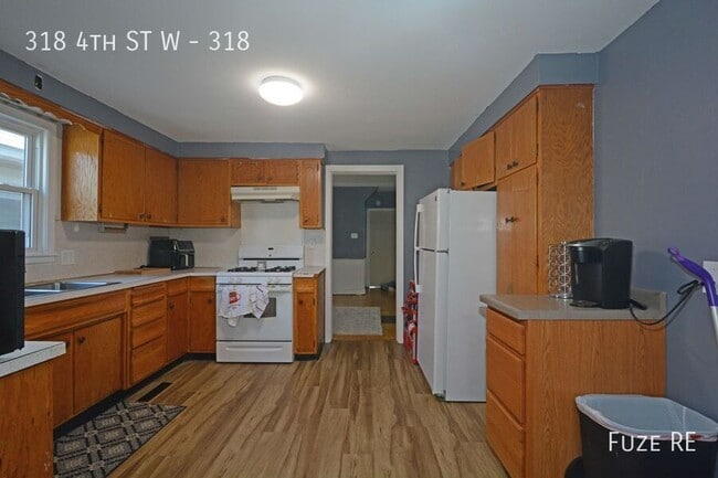 Building Photo - 318 4th St W