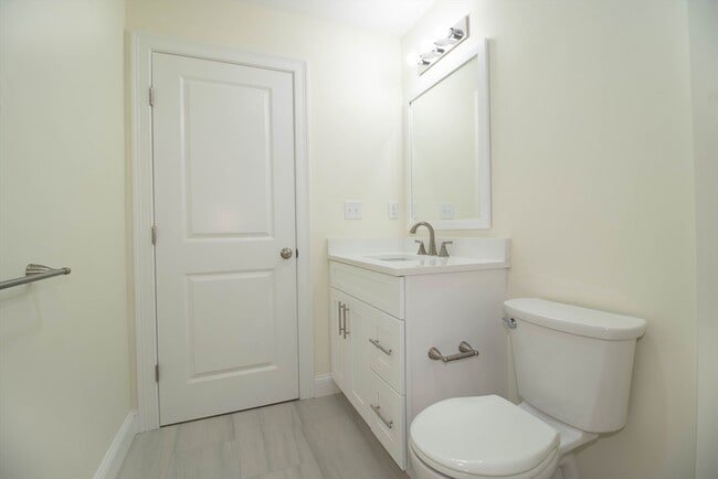 Building Photo - 5 W Chapel St