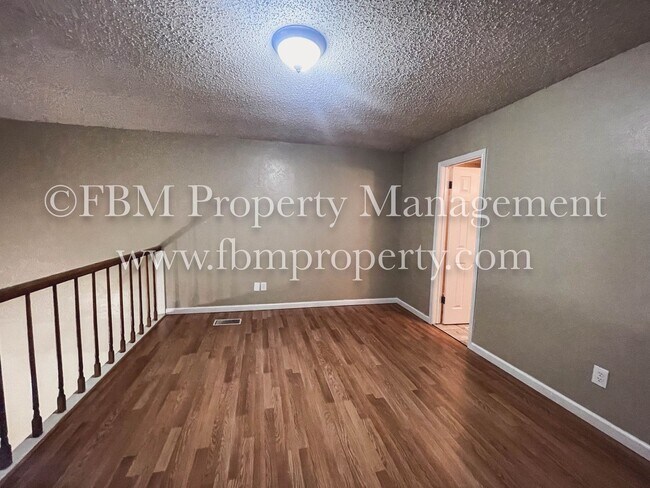 Building Photo - 2533 W Sycamore Ave