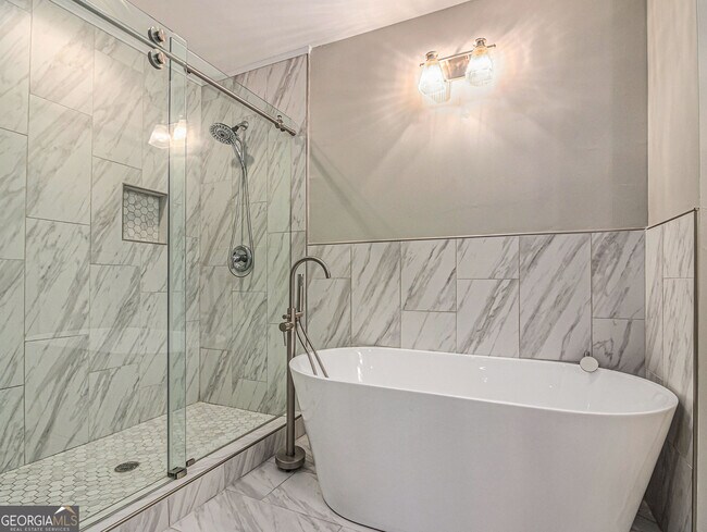 Building Photo - 3590 Cloudland Dr