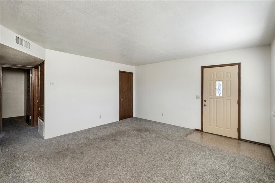 Building Photo - 2606 S Mountain View Dr