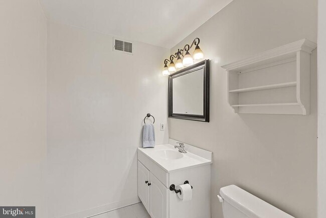 Building Photo - 810 Queen St