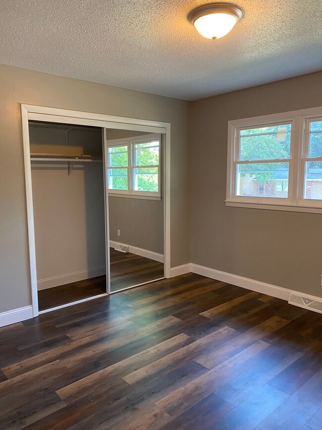 Building Photo - West side location 4br 2.5bth Finished Basement 2crg