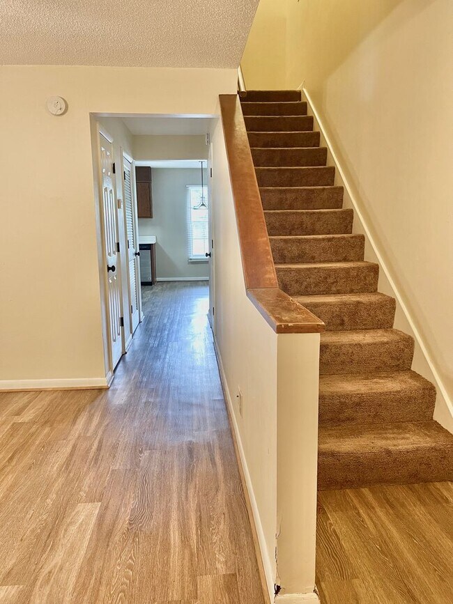 Building Photo - Lakewood Commons B202