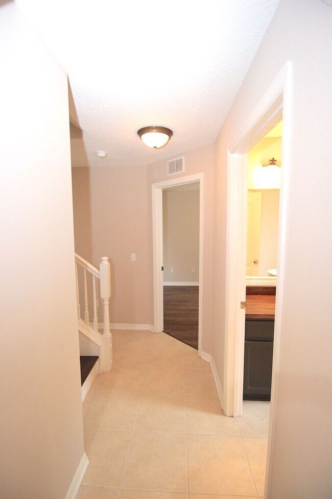 Building Photo - Huge 4 Bed 3 Bath Home w FENCED YARD and SCREENED LANAI for Rent!