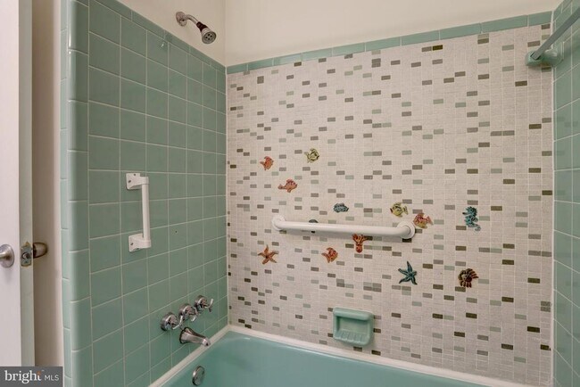 Building Photo - 6120 Beachway Dr