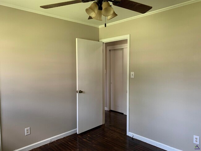 Building Photo - 3240 Commodore Dr