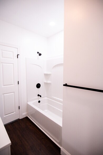 Bathroom Shower & Tub - 516 S 8th St