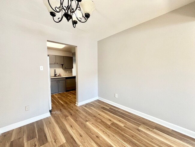 Building Photo - Cozy Updated End Unit Home In Virginia Beach