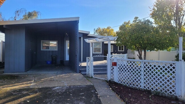 Building Photo - 643 NE Channon Ave