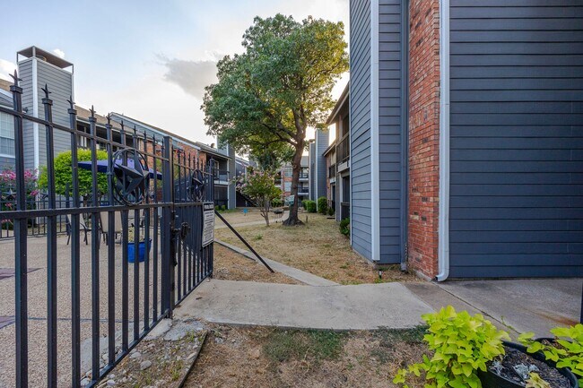 Building Photo - 18333 Roehampton Dr