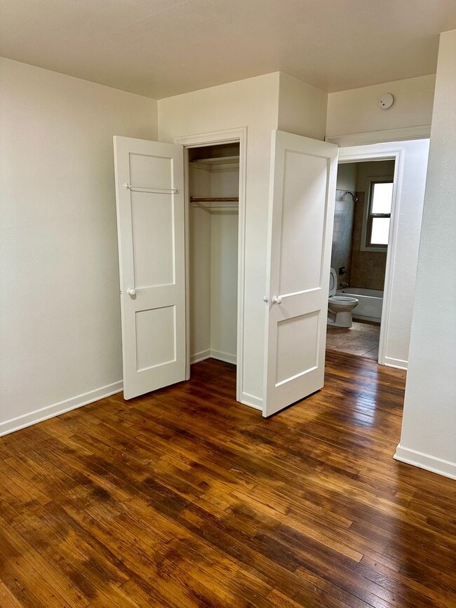 Building Photo - Cute One Bedroom