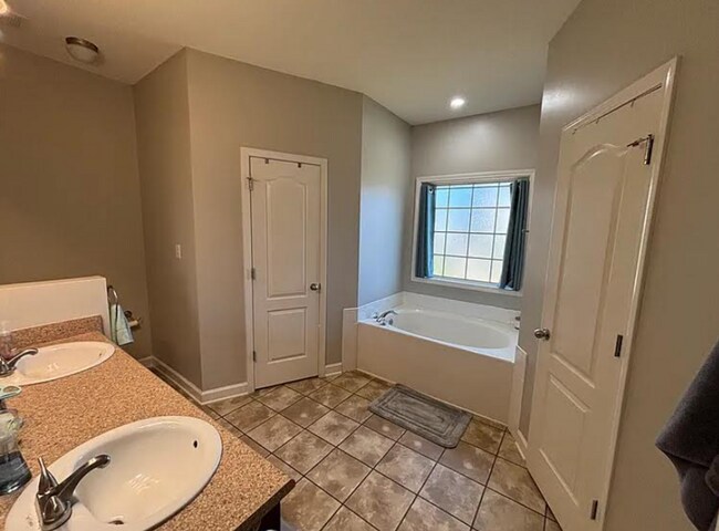 Building Photo - Spacious 4BR Home with Fireplace, Screened Porch & Privacy-Fenced Yard