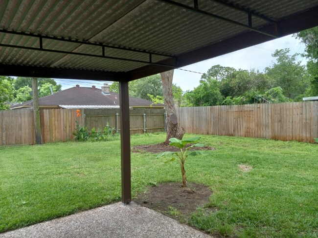 Building Photo - 15415 Poolview St
