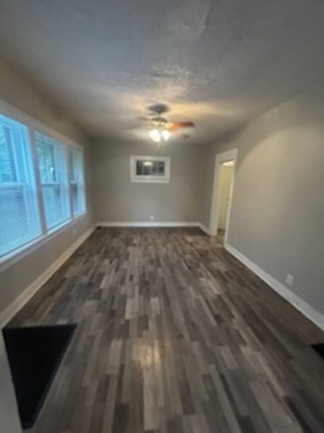 Building Photo - House w/finished basement!