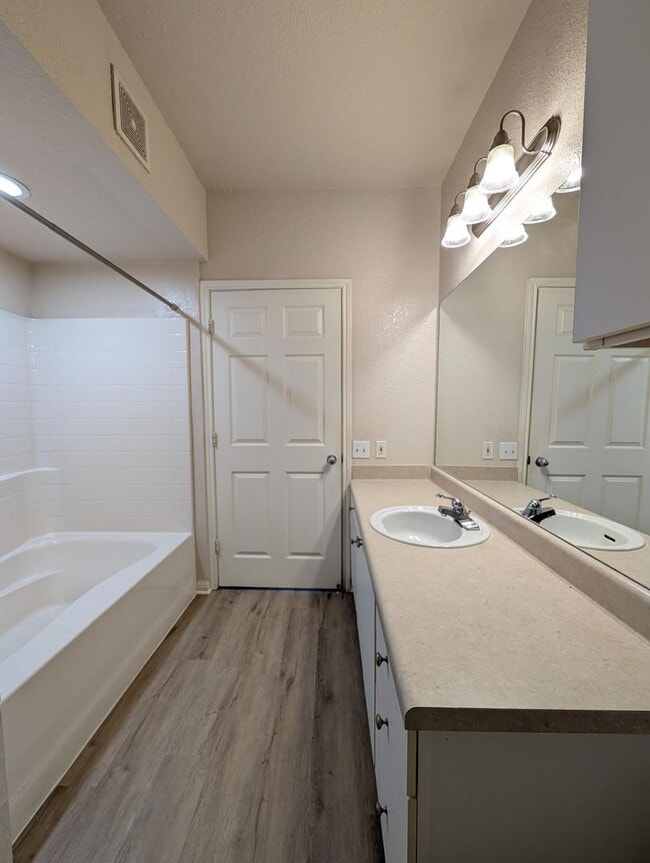 Building Photo - 1x1 Bright & spacious, convenient 1st floor unit. New flooring throughout, new washer/dryer & stove!