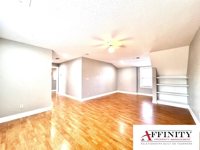 Building Photo - 1411 NE Englewood Rd