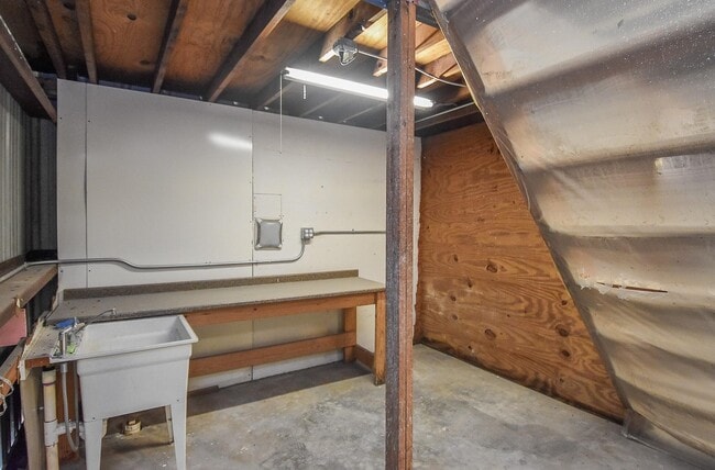 Building Photo - 1310 E 29th St