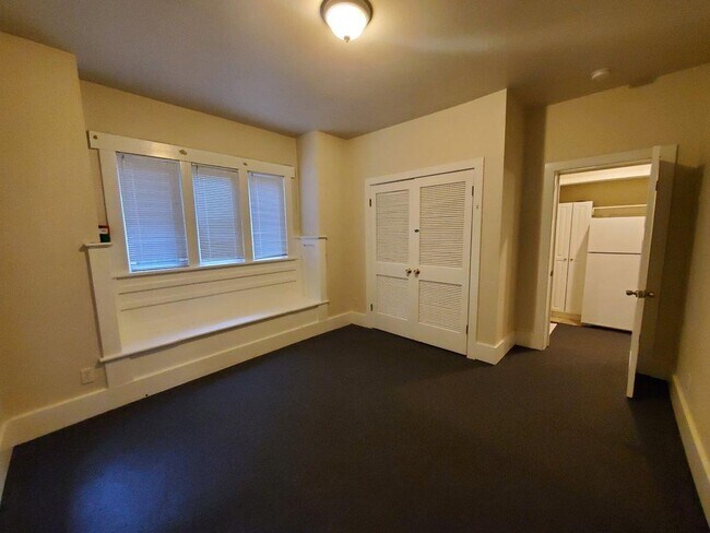 Building Photo - 7 Bed/2 Bath Unit in a Nice Duplex near UW Campus