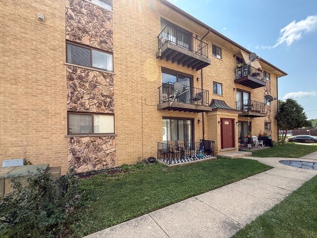 Building Photo - 8504 W Catherine Ave