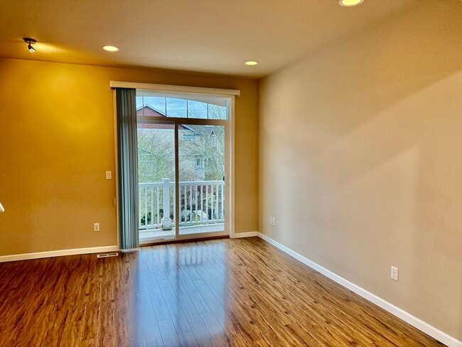 Building Photo - Beautiful 2 bed, 2.5 bath townhome located in Mountlake Terrance $2750/mo.