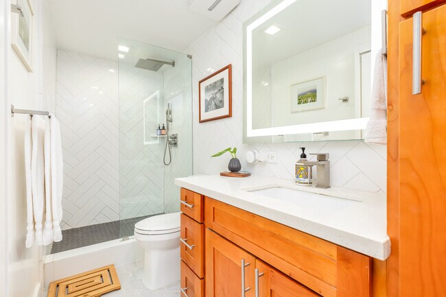 Newly renovated bathroom in 2021 - 3055 Pualei Cir