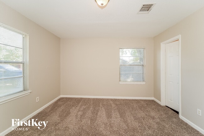Building Photo - 710 Canary Cir