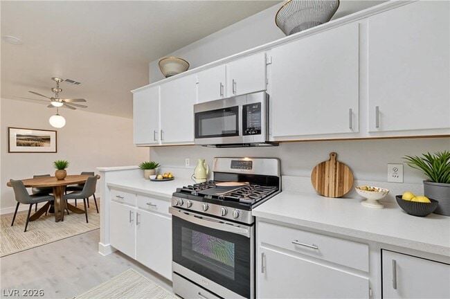 Building Photo - 1900 N Torrey Pines Dr