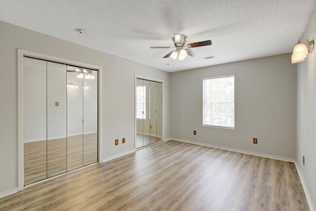 Building Photo - 7945 Parklane Ct