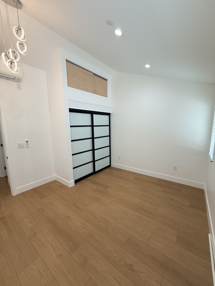 Building Photo - 111 E 60th St