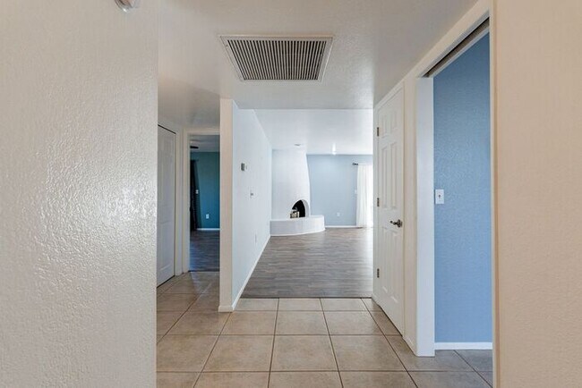 Building Photo - Charming Eastside Townhouse