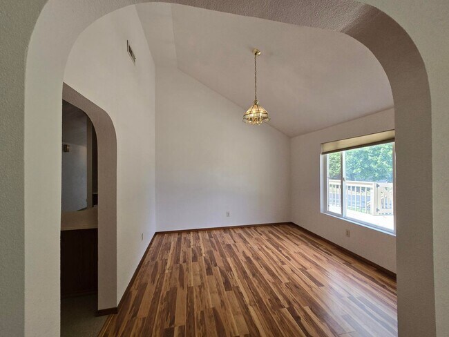 Building Photo - Charming Home on .34 acres!