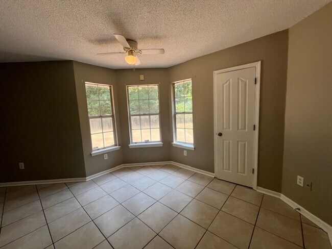 Building Photo - Renovated 3 Bedroom 2 Bath Home with 2 Car...