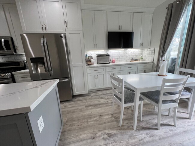 Building Photo - Gorgeous Townhome near Downtown Ventura & Beaches