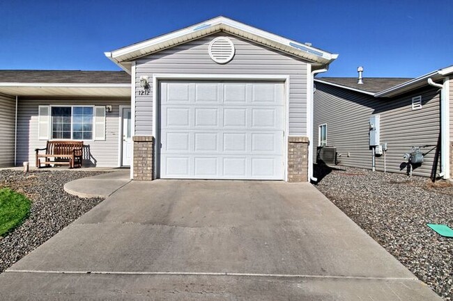 Building Photo - Charming 3 Bed, 2 Bath Townhome in Orchard...