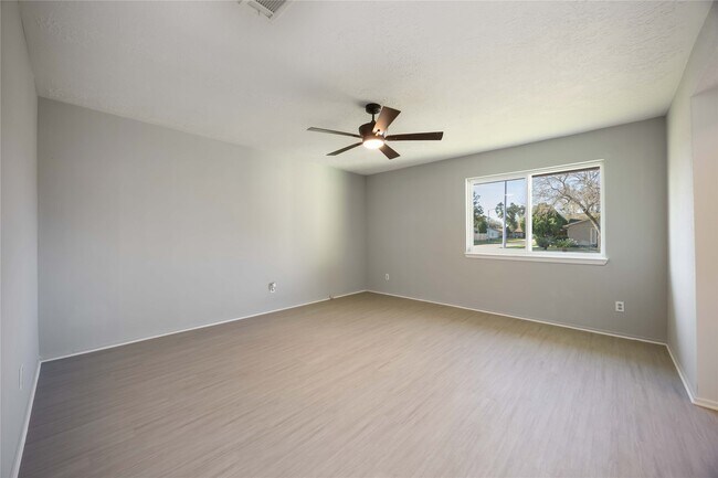 Building Photo - 2302 Green Knoll Dr