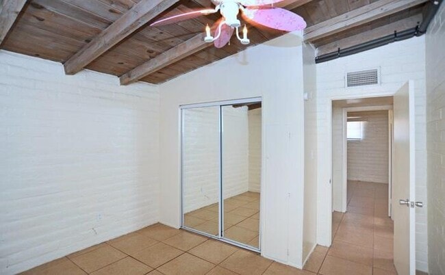 Building Photo - 4 bedroom/2 bath home on large lot near Alvernon/Grant!