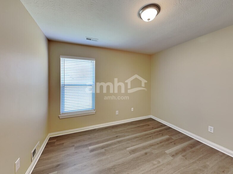 Building Photo - 8428 Stratford Ct