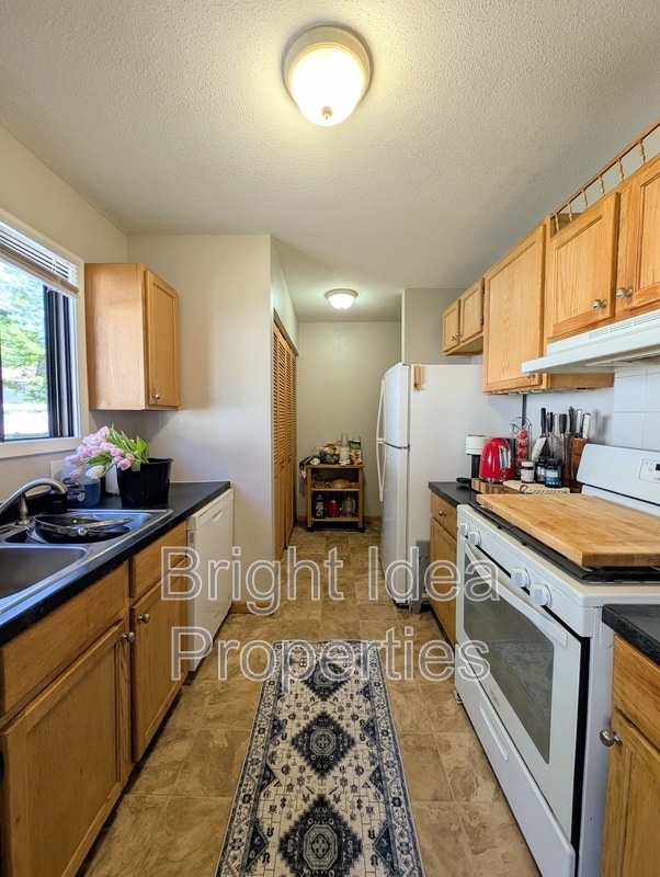 Building Photo - 2710 Upland Ln N