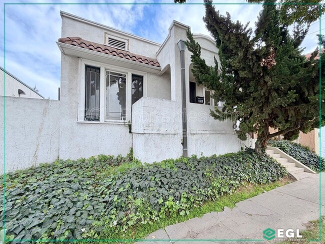 Building Photo - 816 Forest Ave