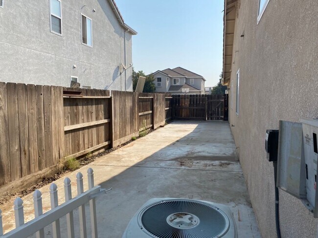 Building Photo - 4 bedroom single story in Manteca!