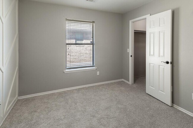 Building Photo - 808 Canyon Dr