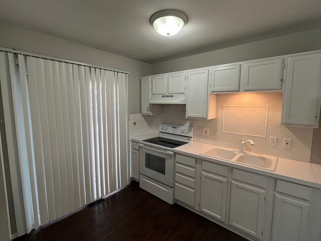 Building Photo - 5044 Martin St