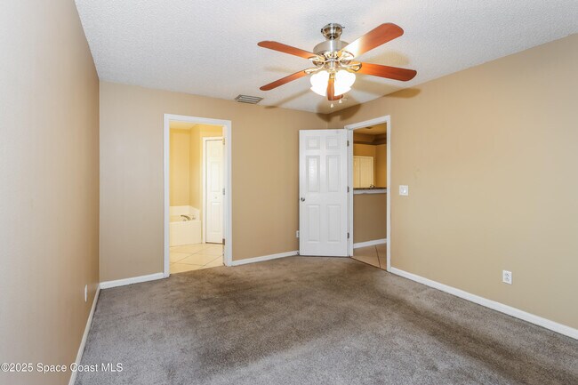 Building Photo - 821 Honeysuckle Dr