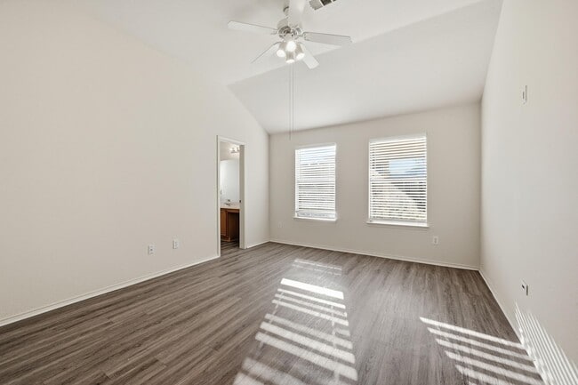 Building Photo - 518 Niagara Falls Dr