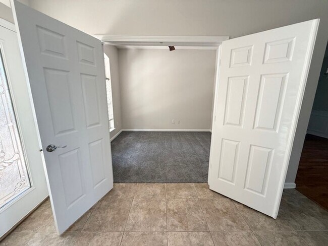 Building Photo - Spacious and well-appointed 4-bedroom, 3.5...